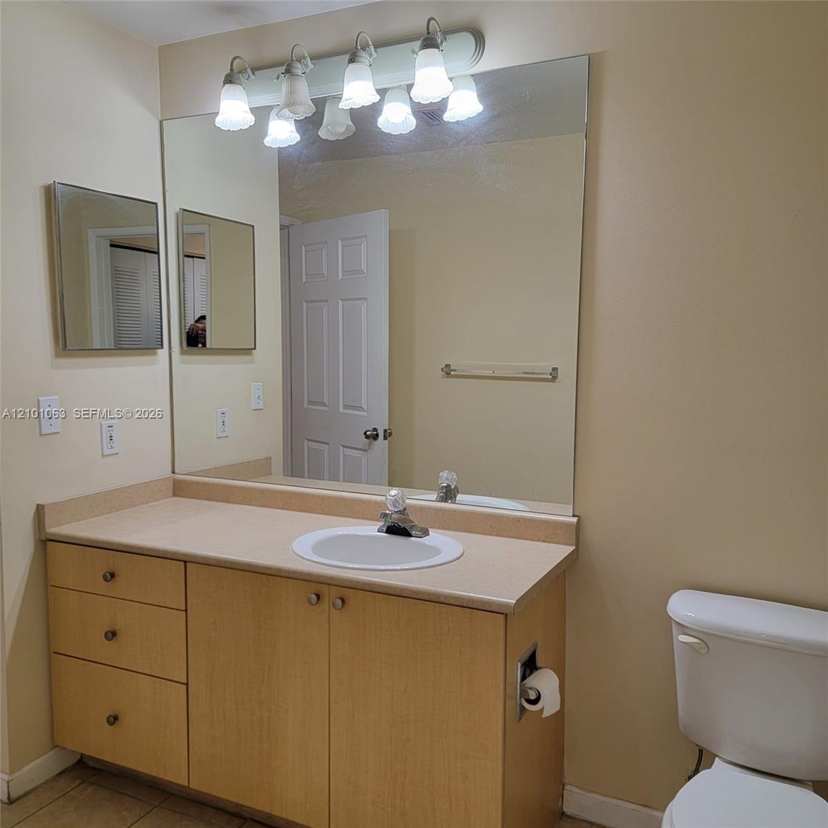 1919 Van Buren Street 813a Property Photo 12
