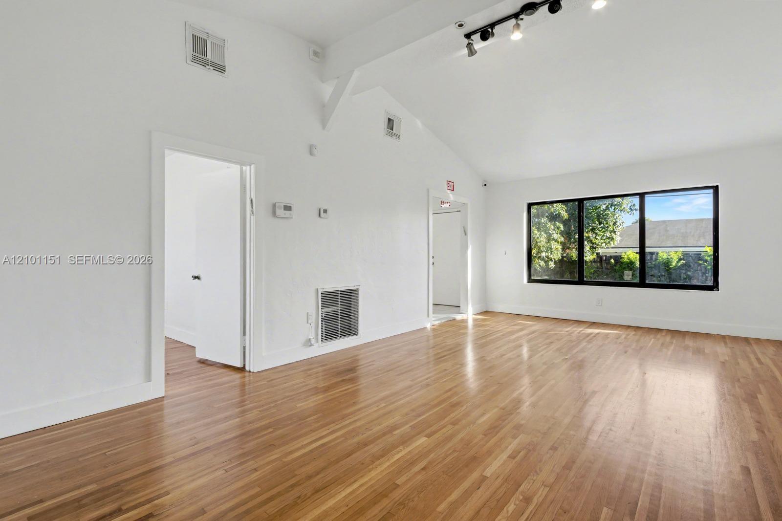 16901 Ne 6th Avenue Property Photo 4