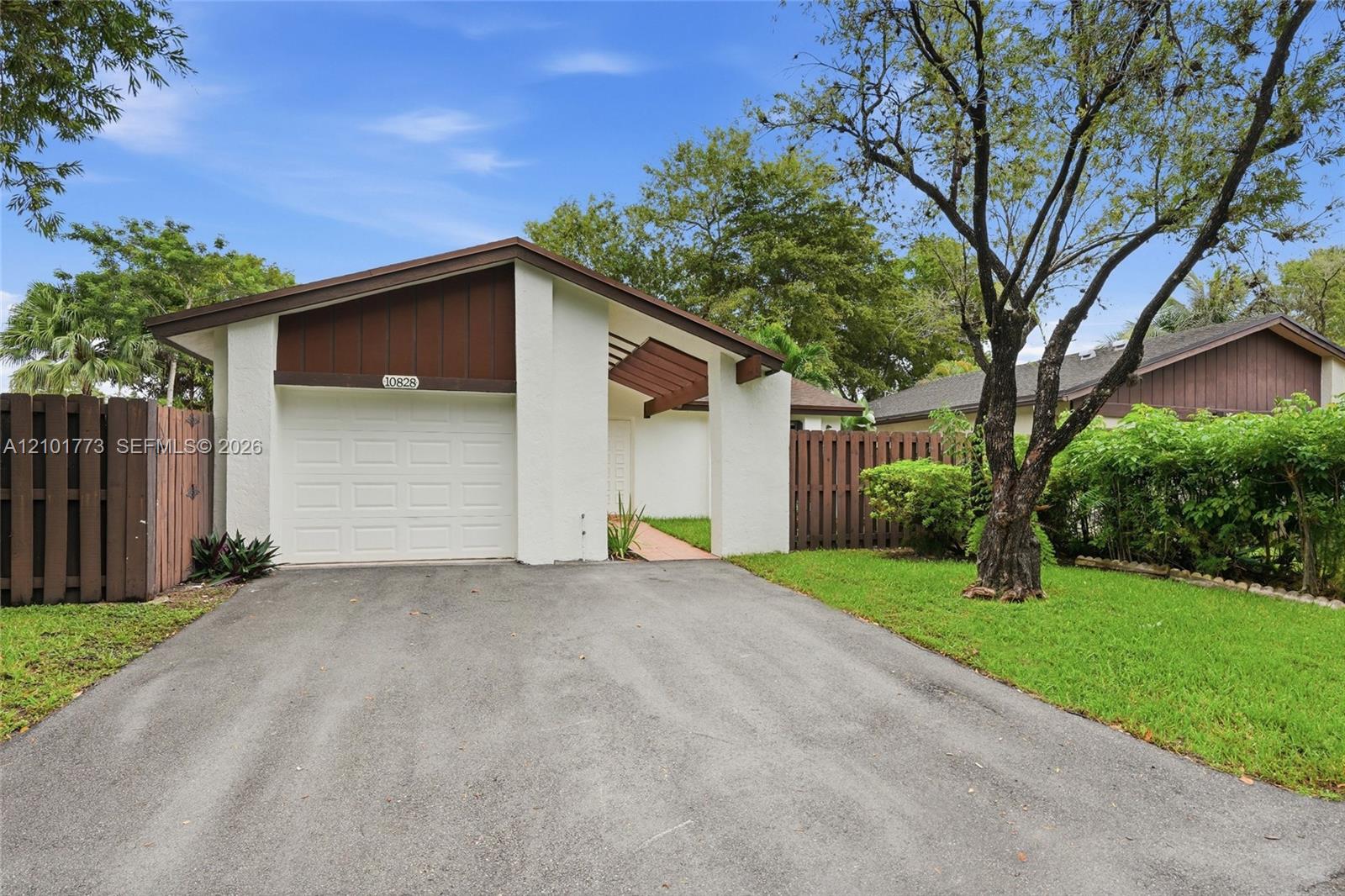10828 Sw 132nd Cir Court Property Photo 1