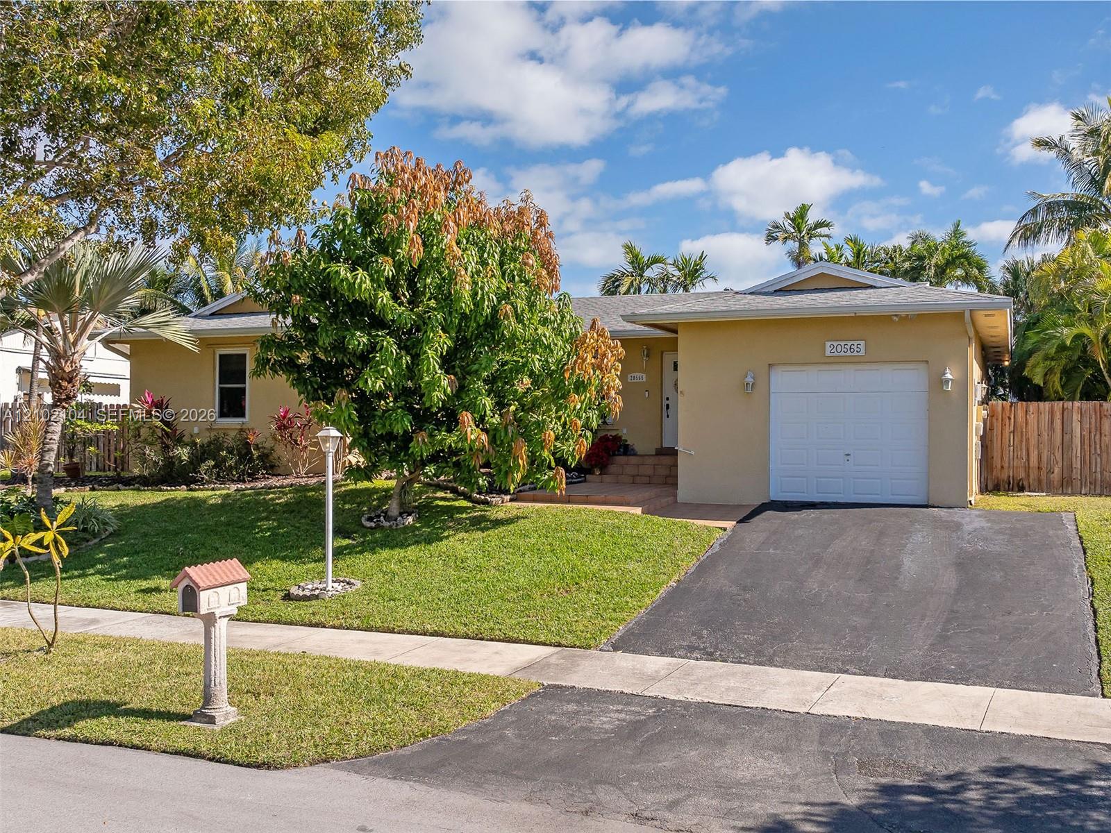 20565 Sw 80th Place Property Photo 1