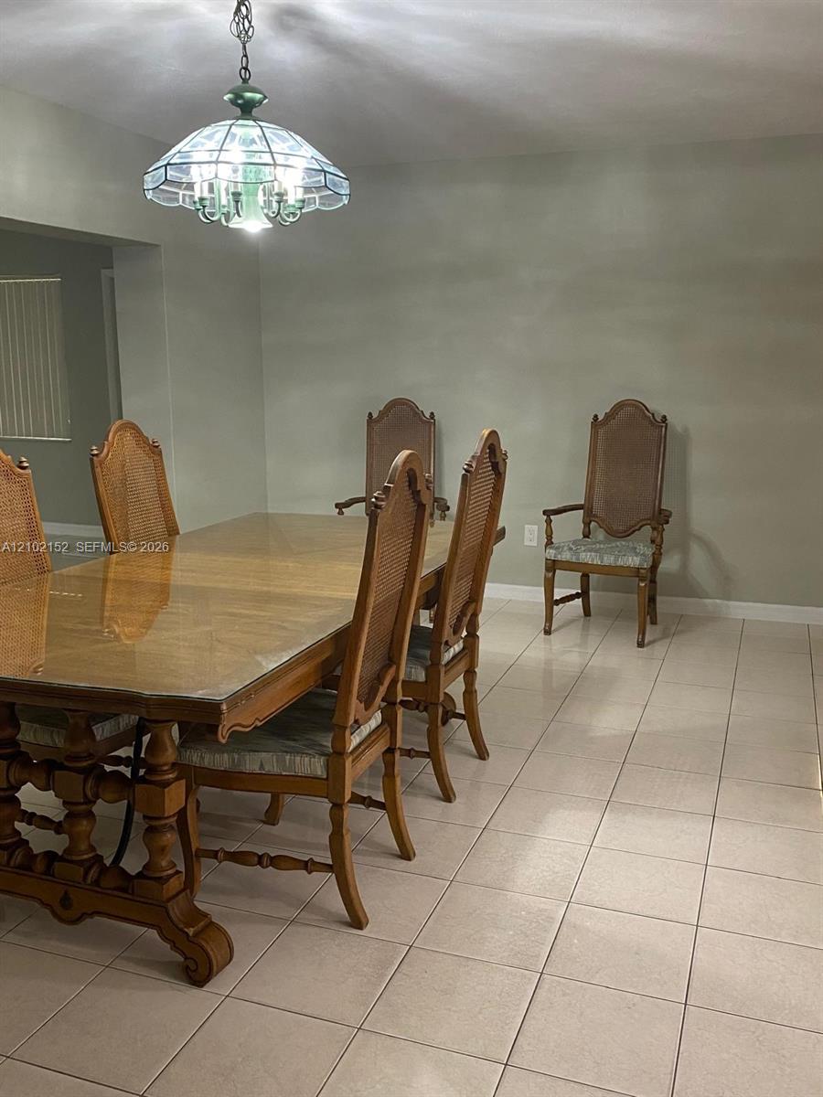 467 W 43rd Place Property Photo 9