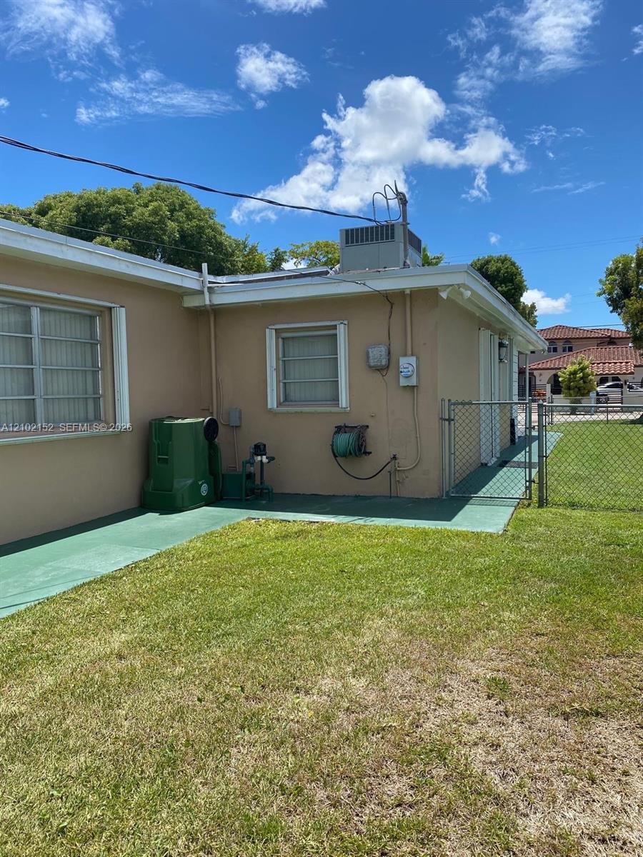 467 W 43rd Place Property Photo 25