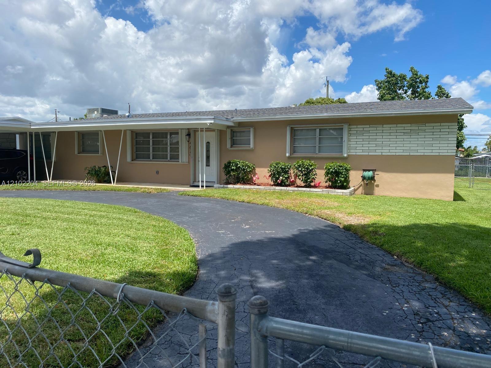 467 W 43rd Place Property Photo 1