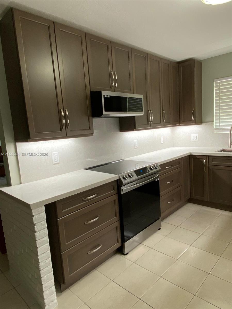 467 W 43rd Place Property Photo 2