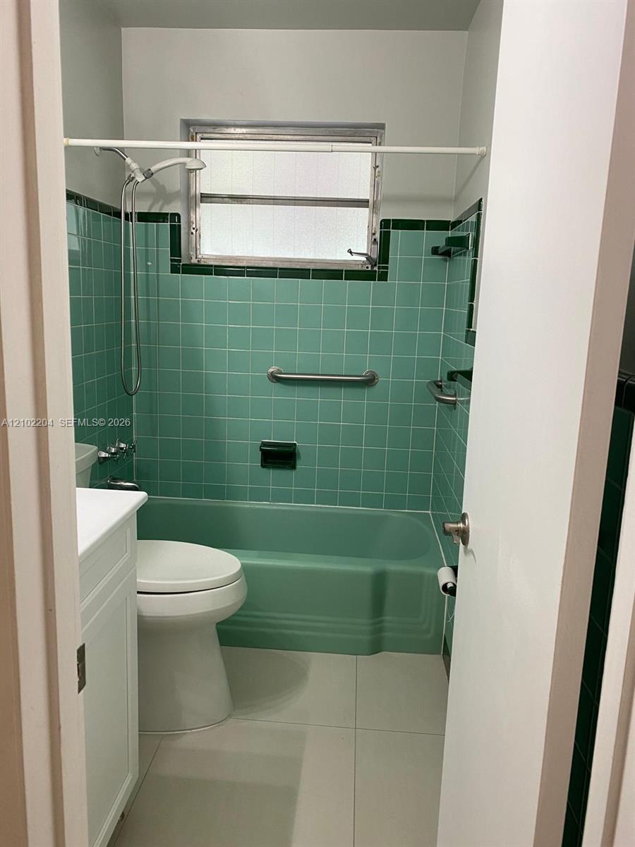467 W 43rd Place Property Photo 5