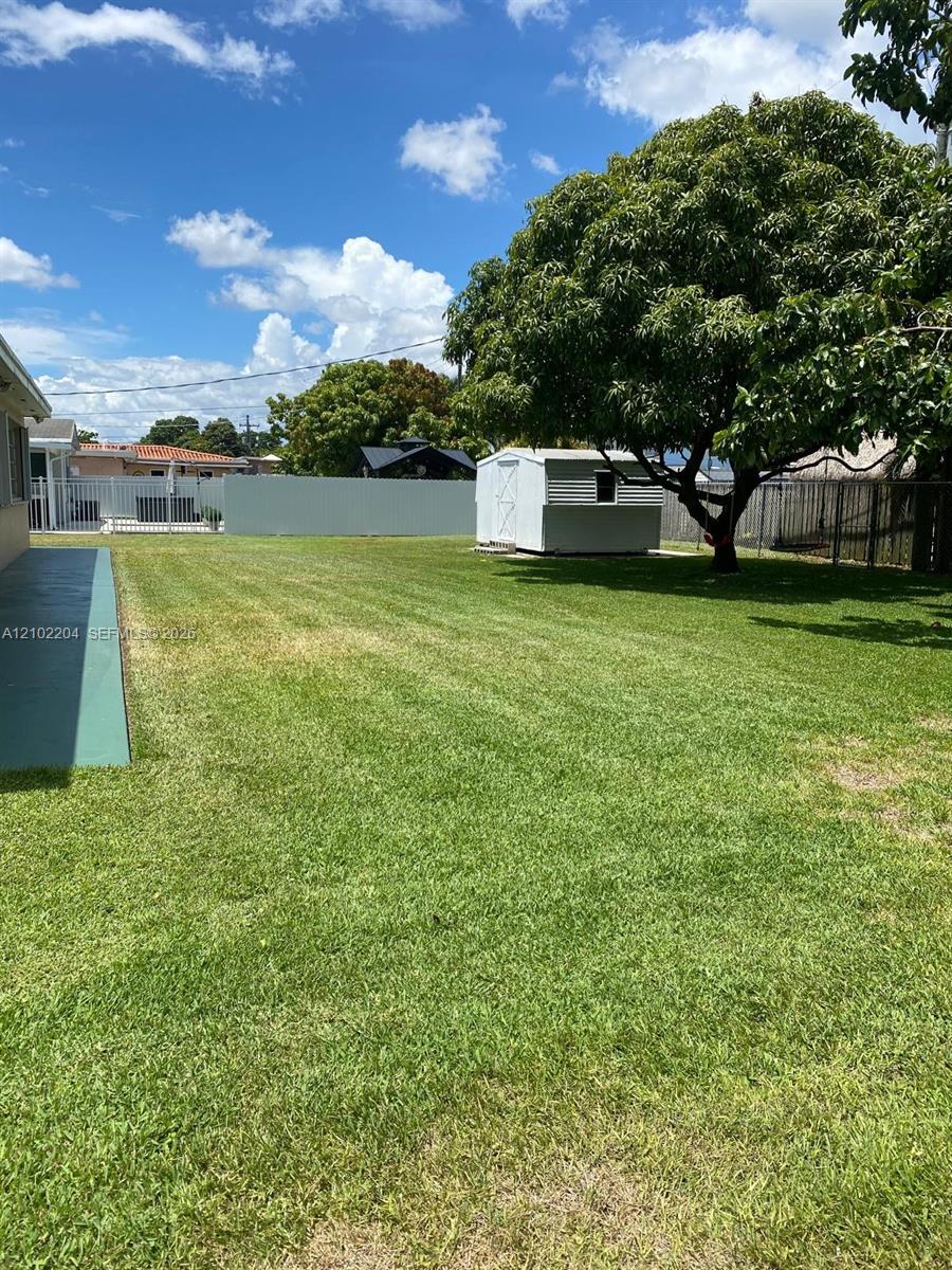 467 W 43rd Place Property Photo 16