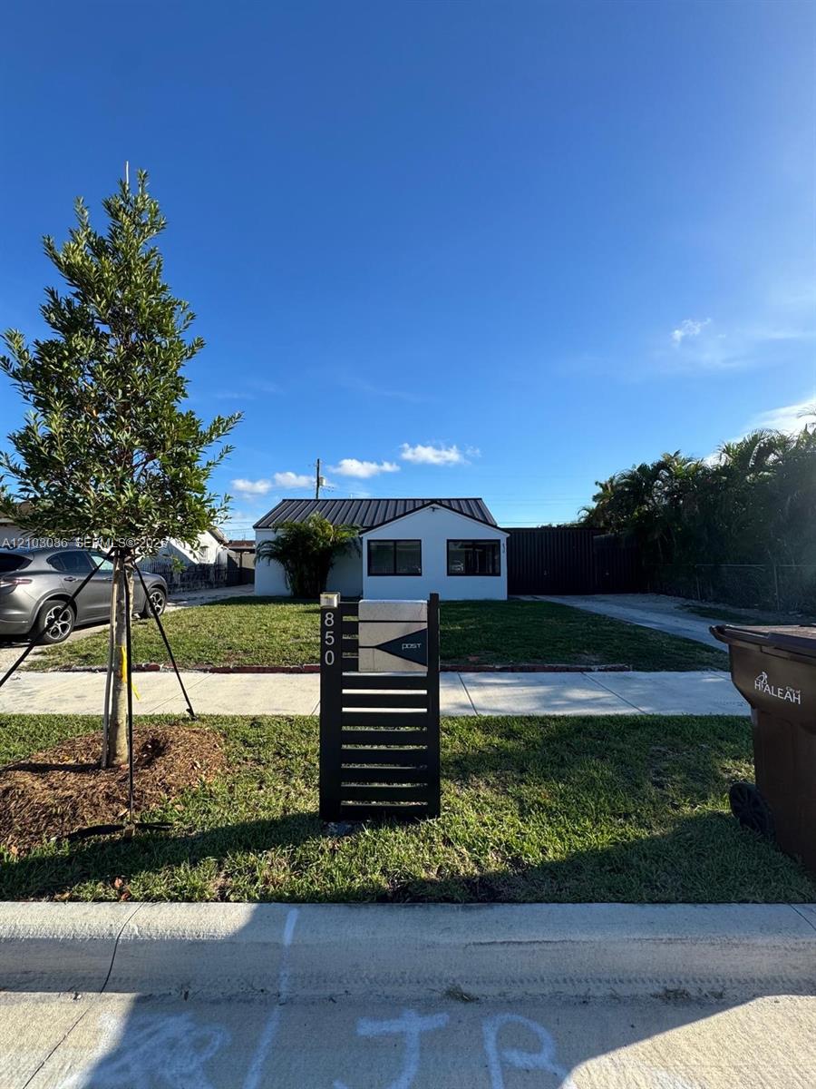 850 SE 2nd Place Property Photo 1