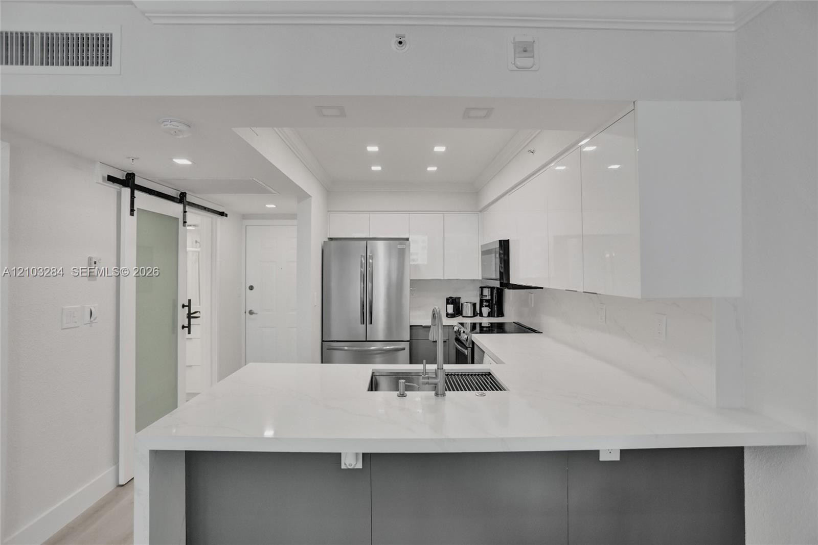2501 S Ocean Drive 704 (available Jan 11) Property Photo 9