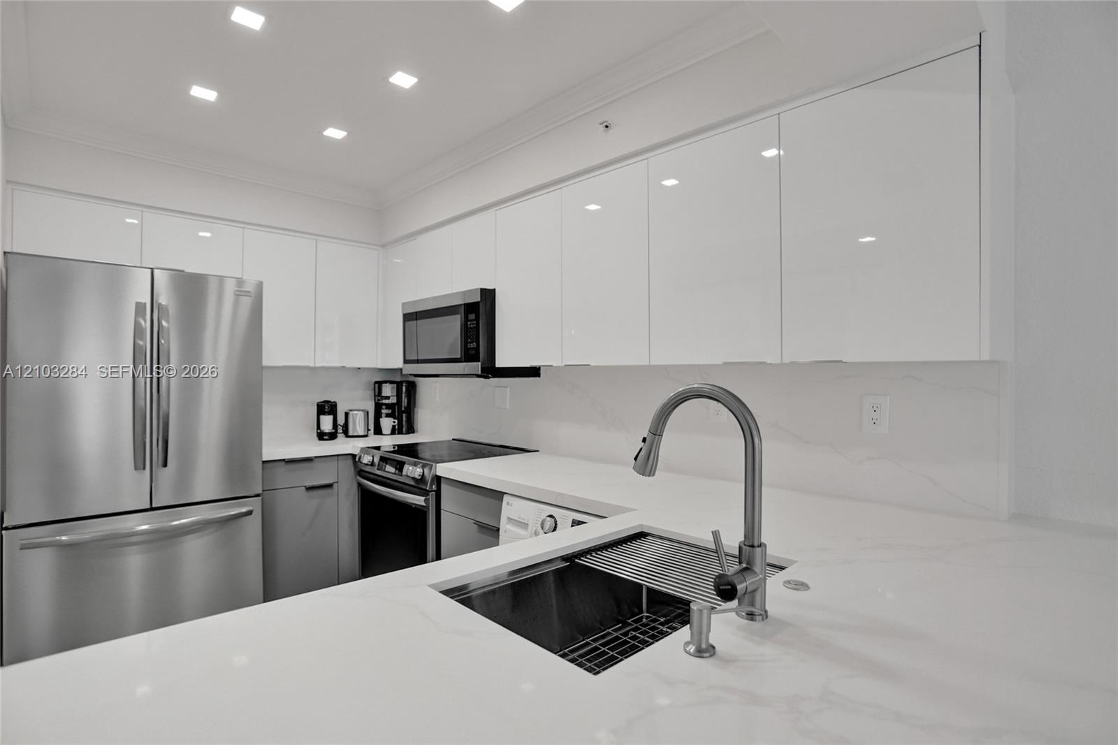2501 S Ocean Drive 704 (available Jan 11) Property Photo 10
