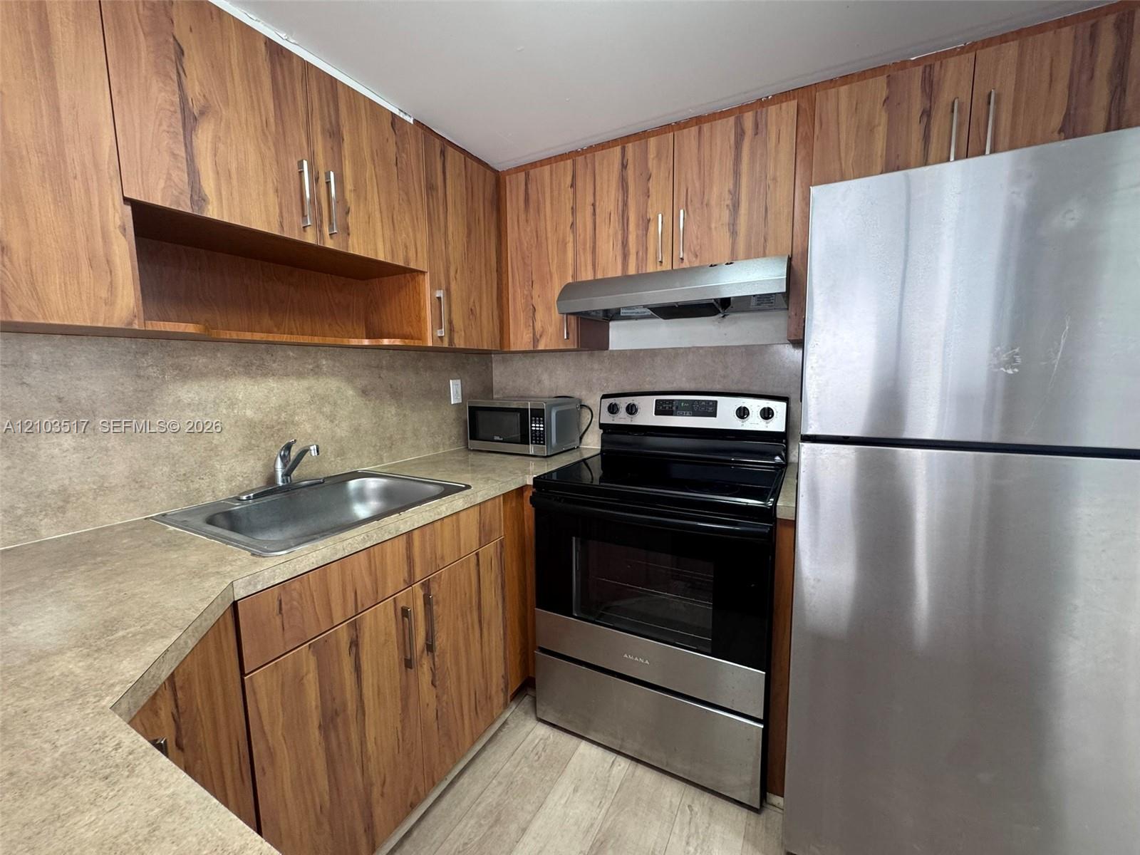324 W 74th Place #6 Property Photo 3
