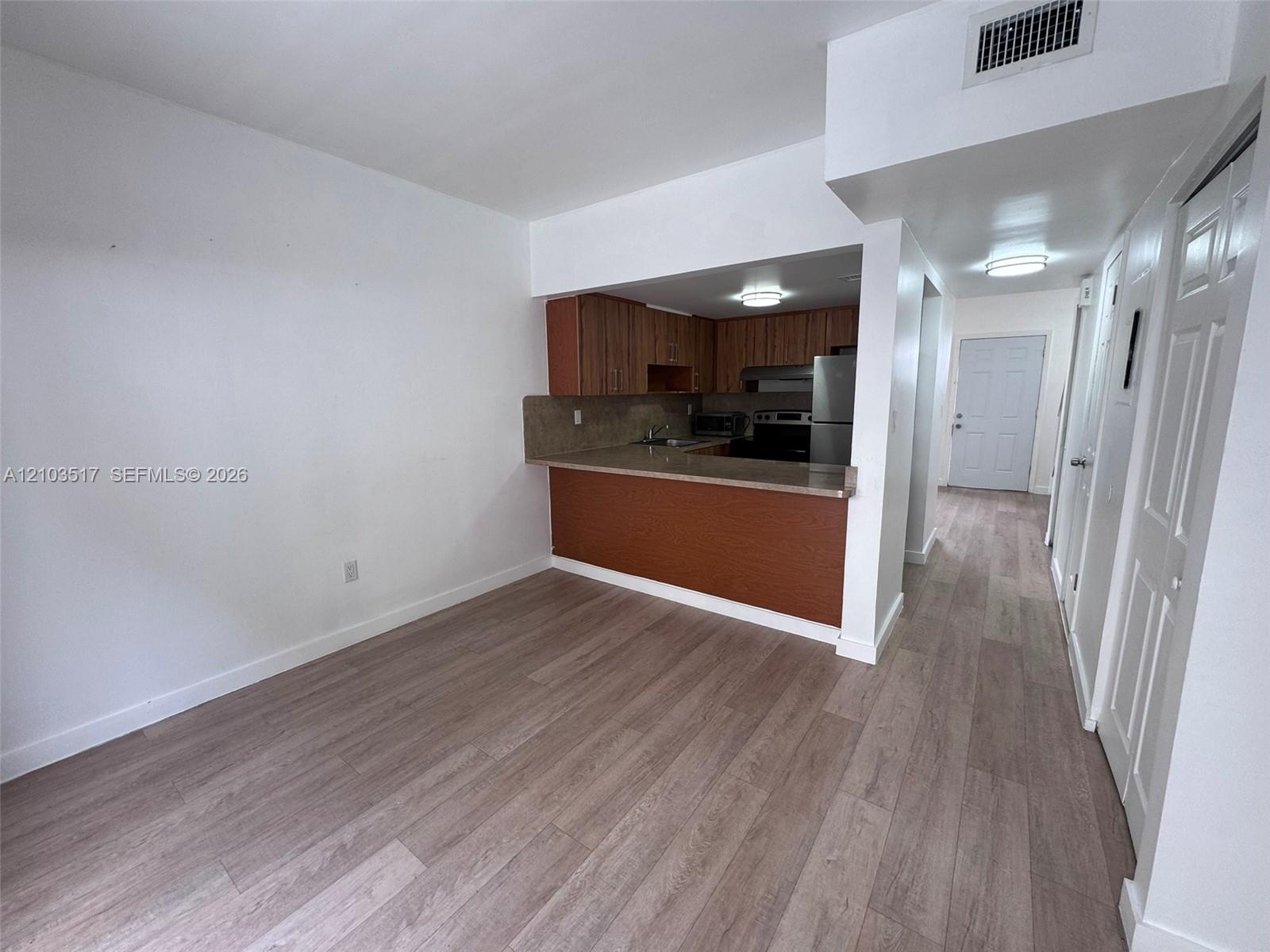 324 W 74th Place #6 Property Photo 4