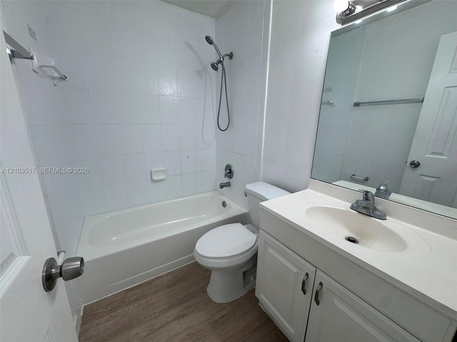 324 W 74th Place #6 Property Photo 6