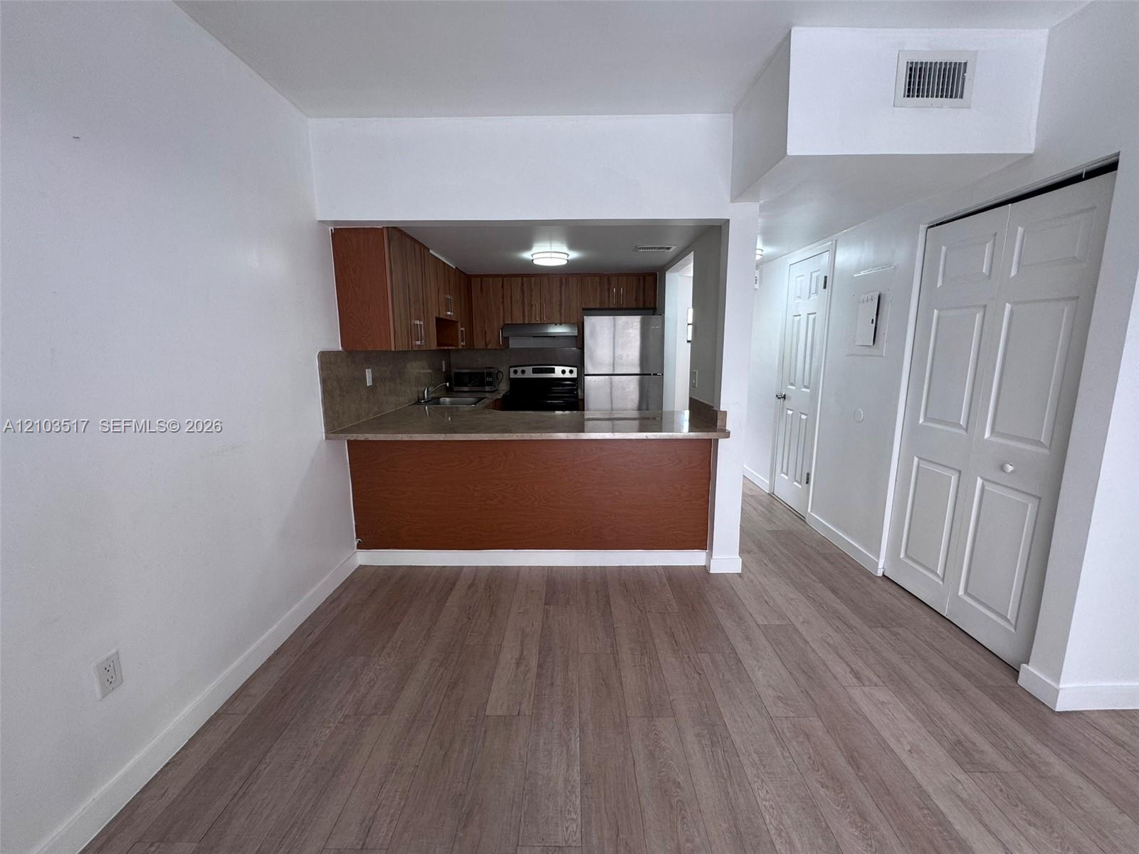 324 W 74th Place #6 Property Photo 9