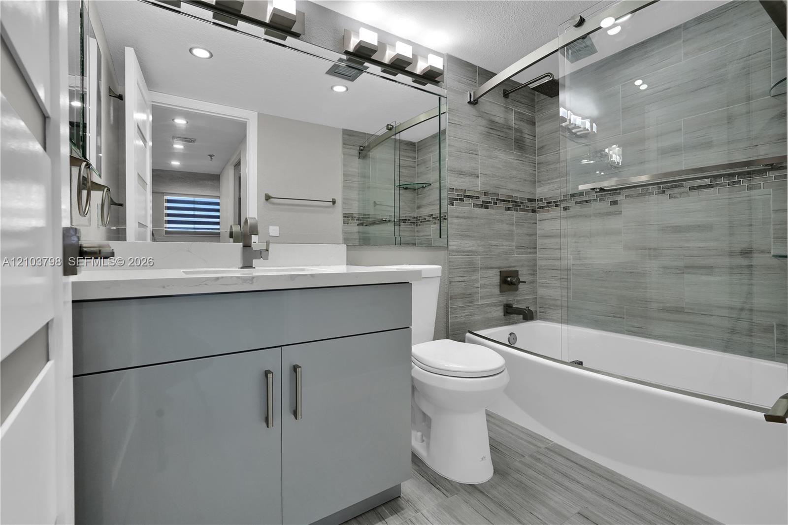 5880 Collins Avenue 403 Property Photo 18