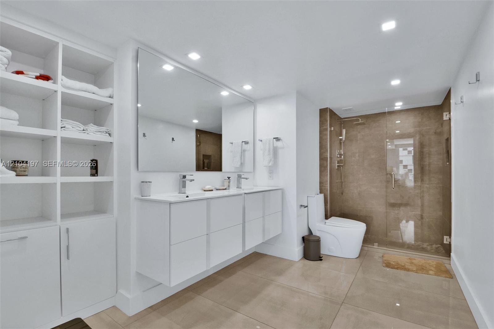 2301 Collins Avenue 303 Property Photo 15
