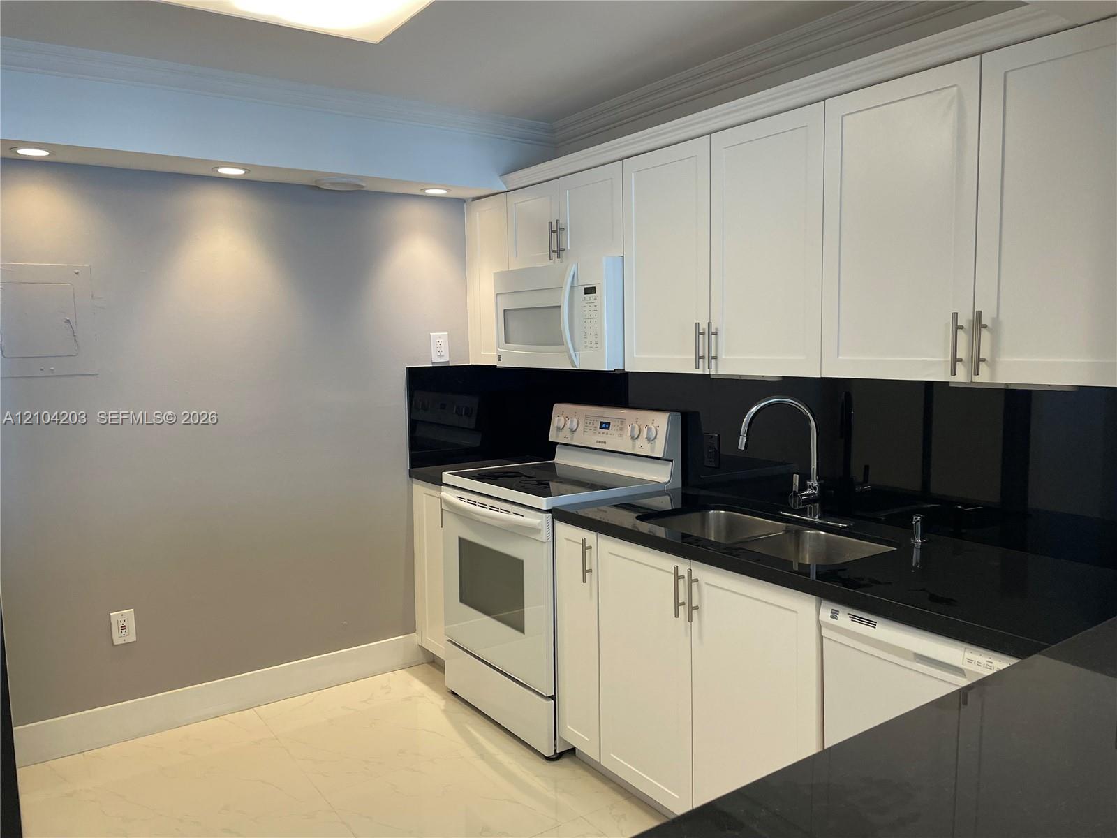 5701 Collins Avenue 911 Property Photo 1