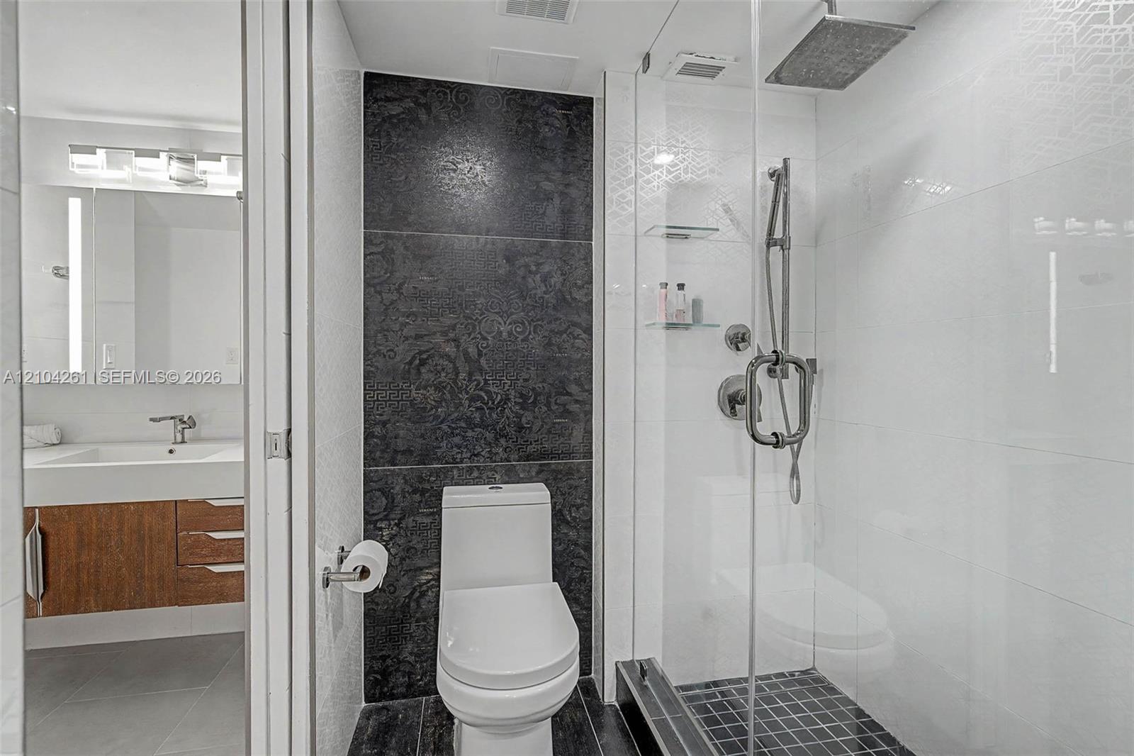 2301 Collins Avenue 516 Property Photo 5