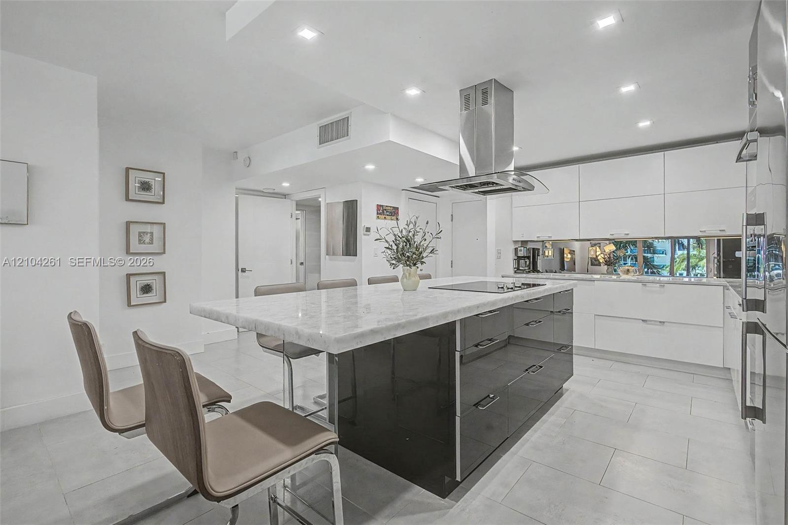 2301 Collins Avenue 516 Property Photo 6
