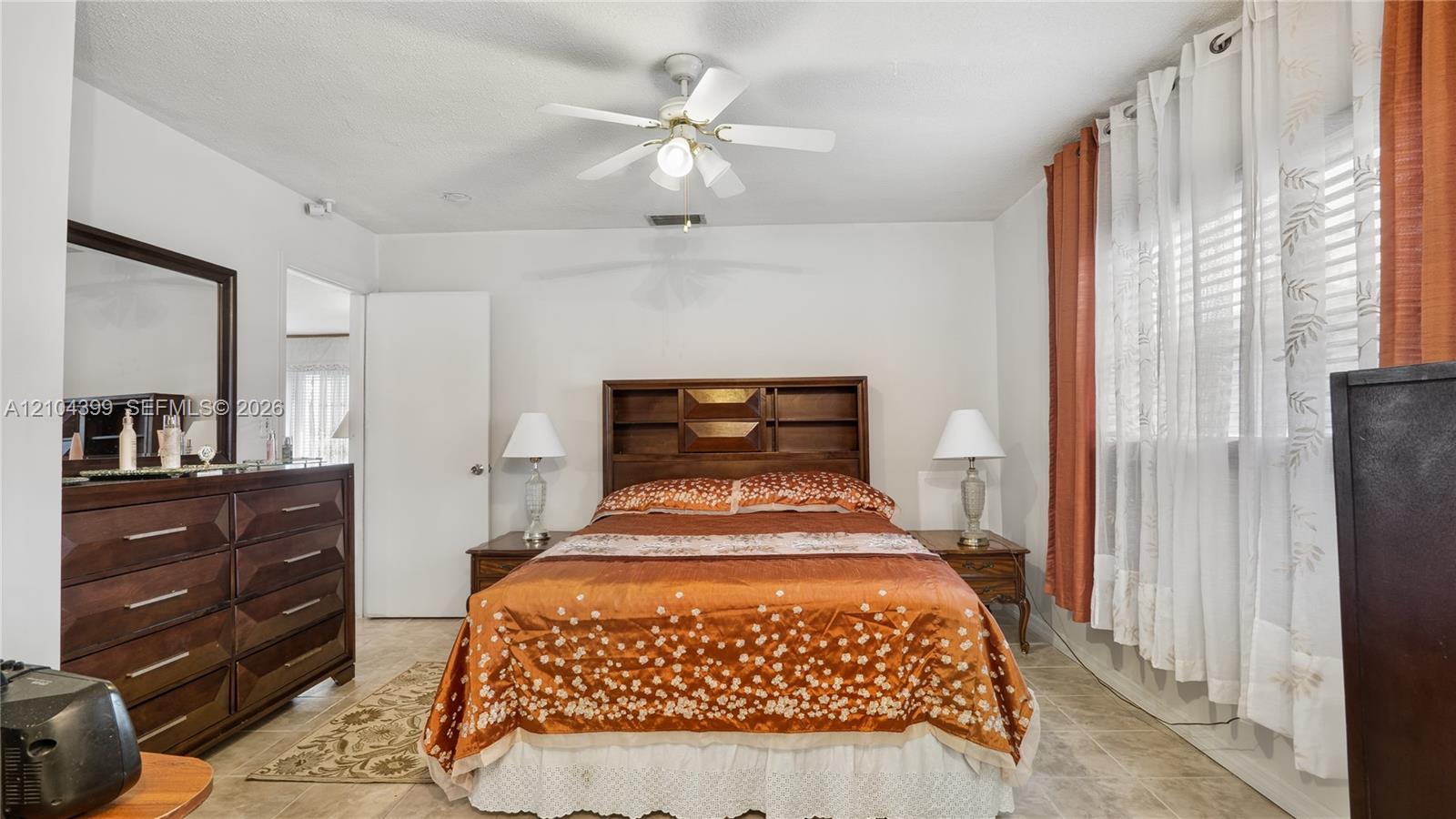 A12104399 Property Photo 24