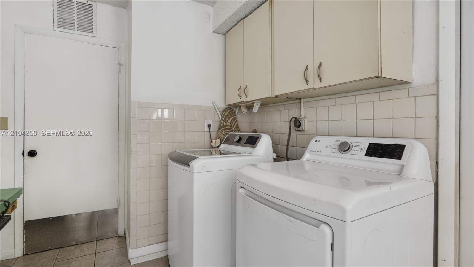 A12104399 Property Photo 38