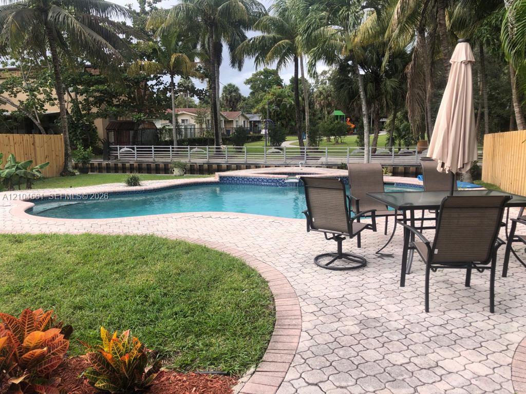 1773 Sw 28th Way Property Photo 3