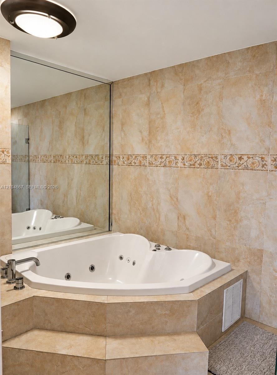 5601 Collins Avenue M1 Property Photo 14