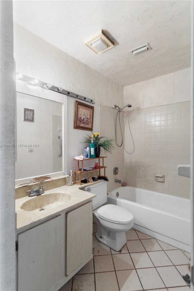 2236 Seagrape Circle Property Photo 6