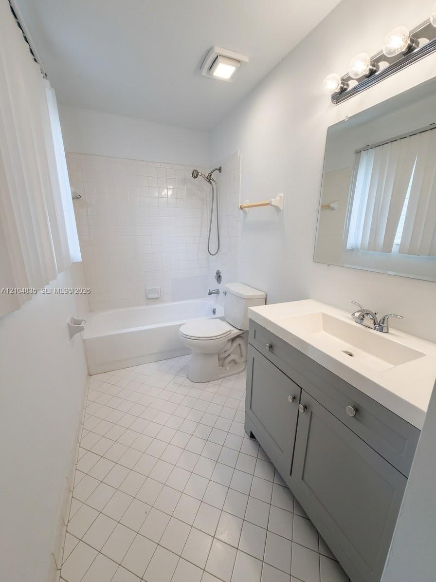 3433 Nw 44th Street 108 Property Photo 10