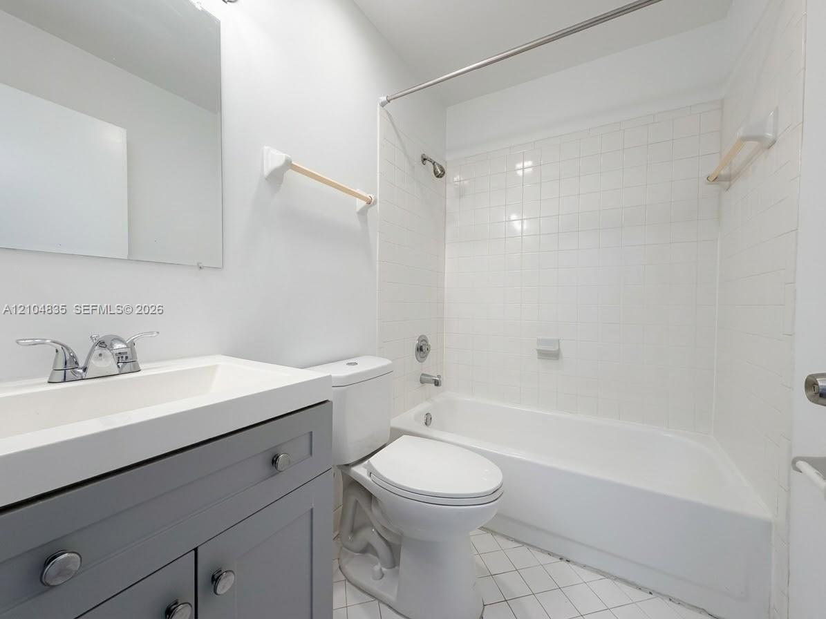 3433 Nw 44th Street 108 Property Photo 13