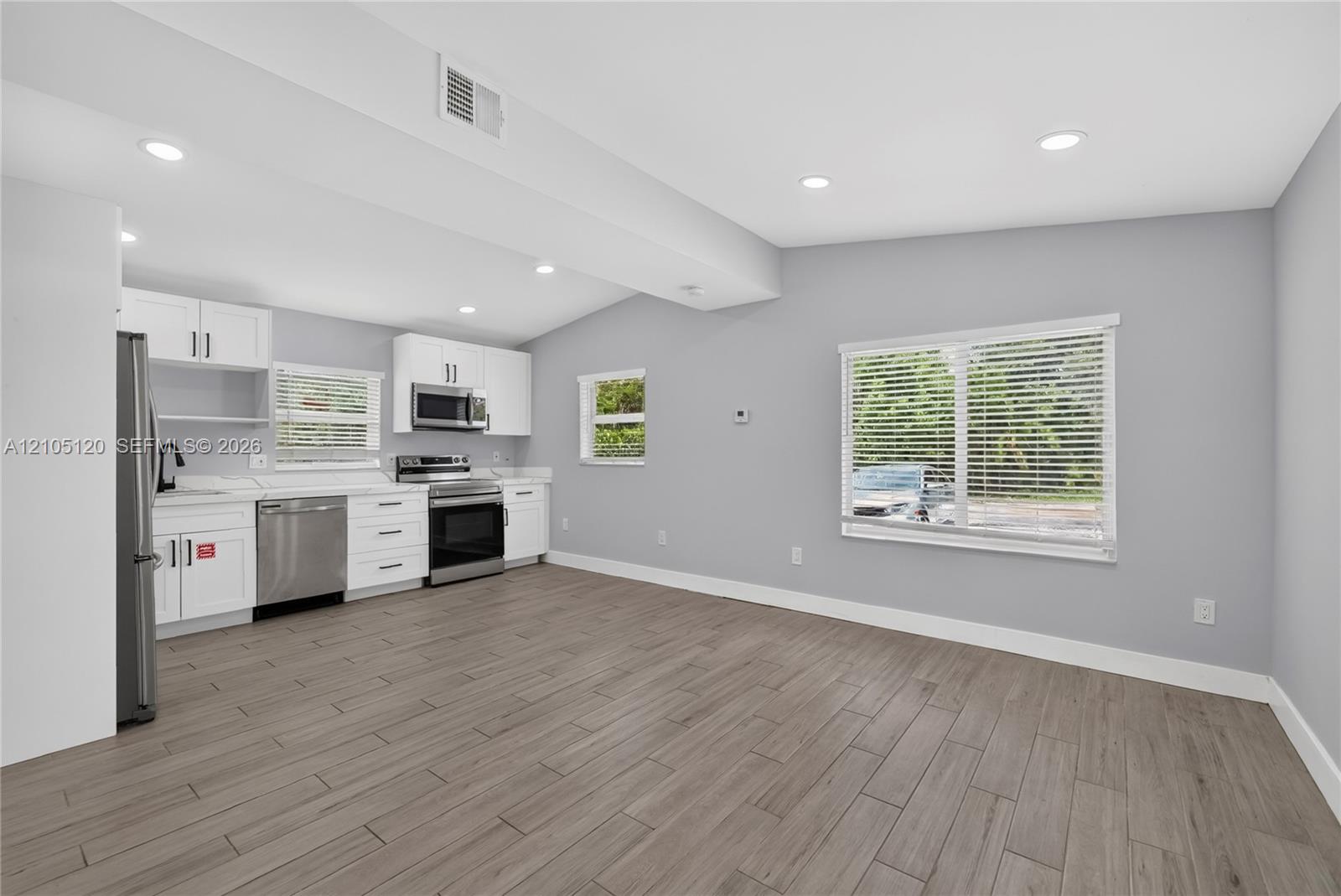 A12105120 Property Photo 3