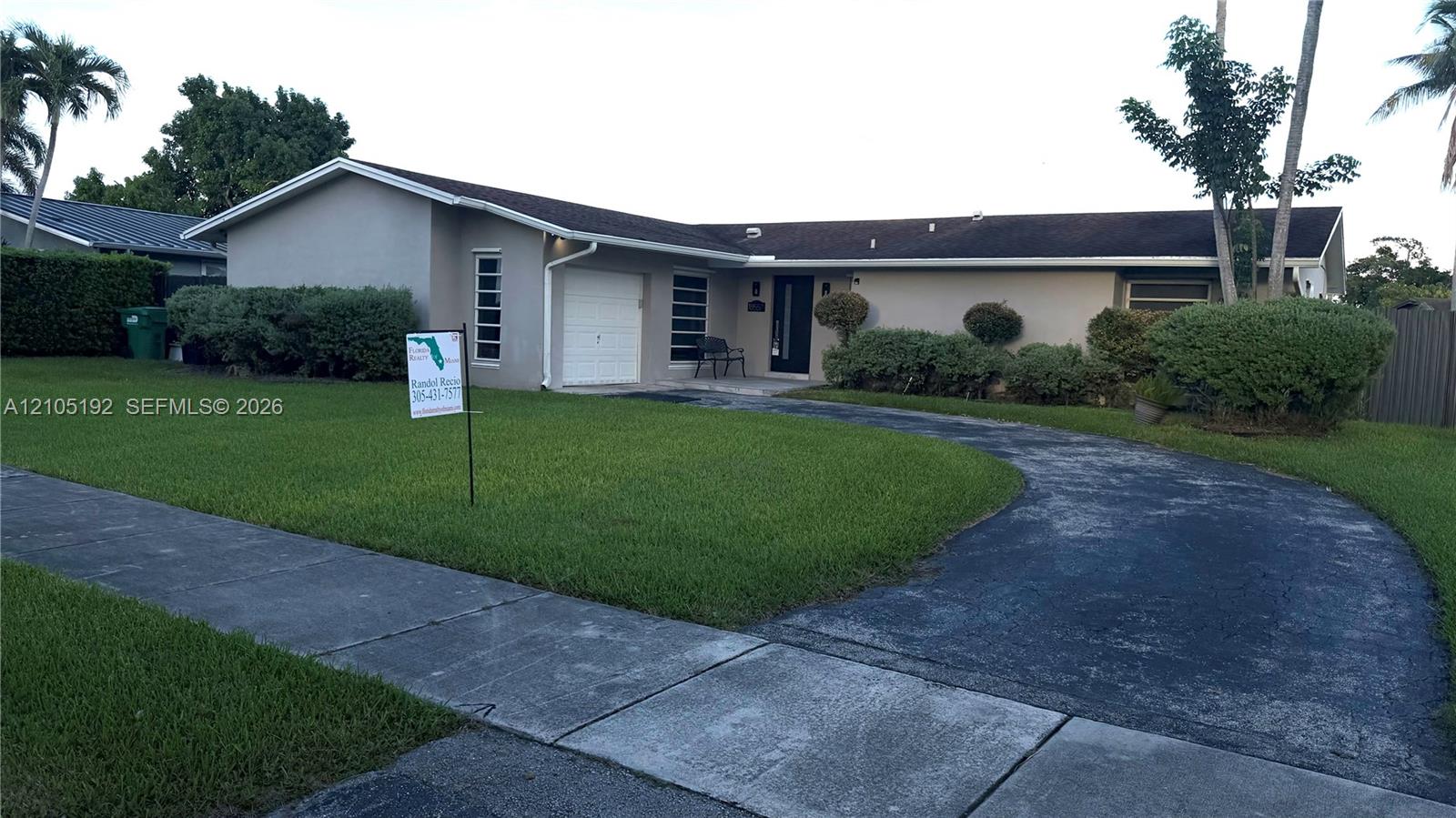 18557 SW 93rd Place Property Photo 1