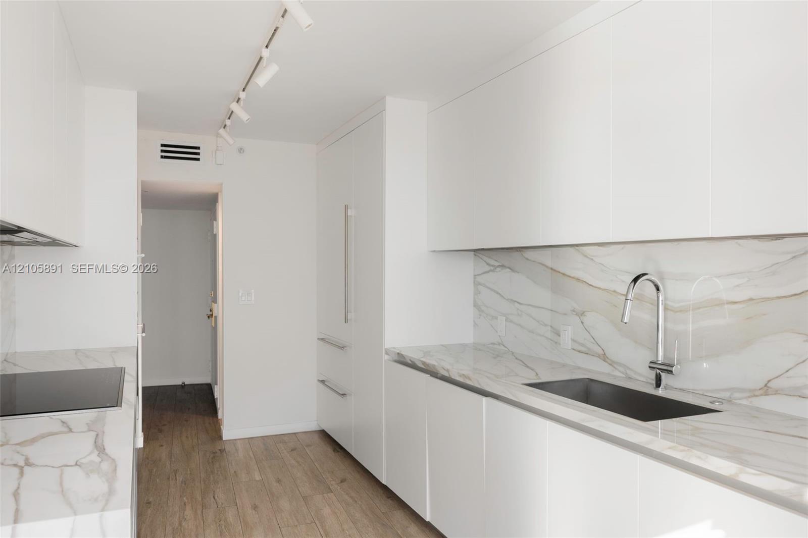 9 Island Avenue 1215 Property Photo 4