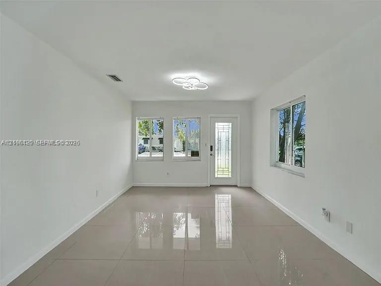 1607 Moffett Street Property Photo 4