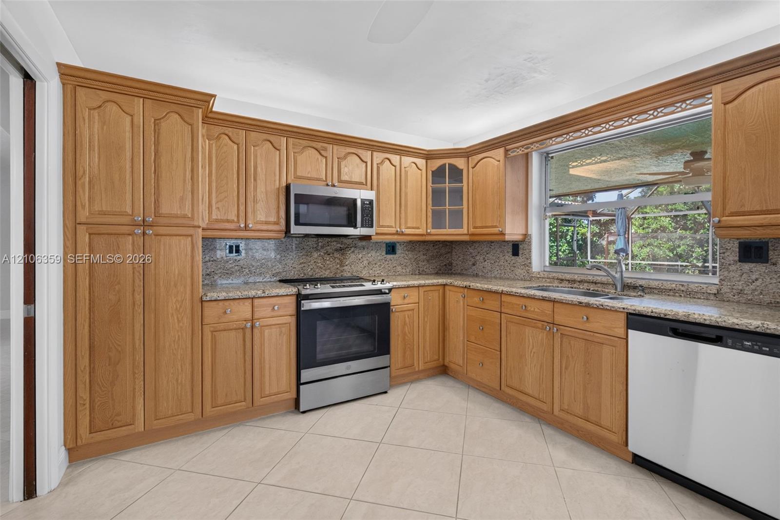 10541 Taft Street Property Photo 18