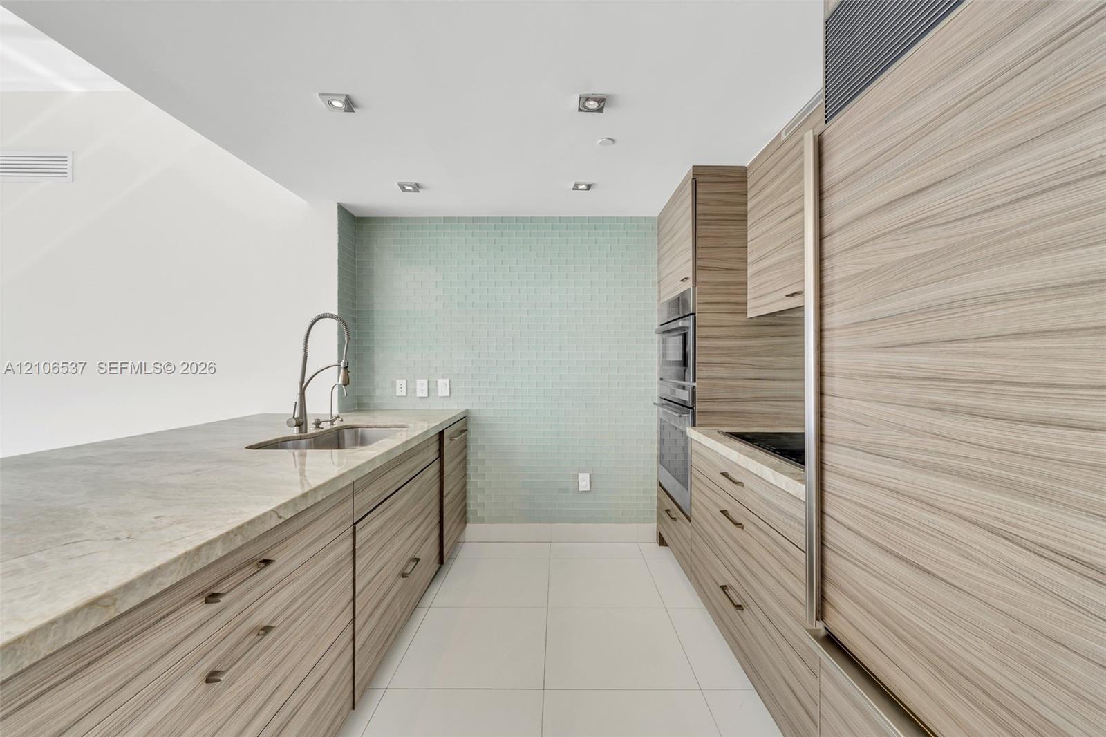 465 Brickell Avenue 5203 Property Photo 3