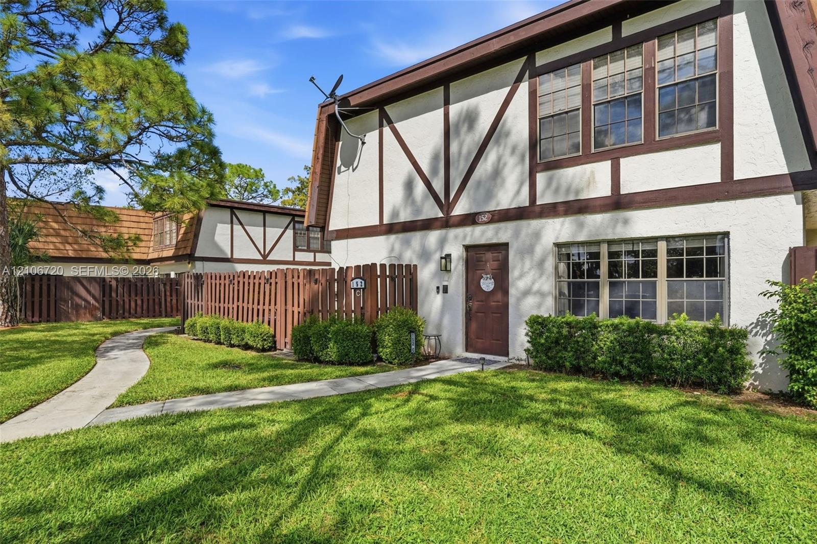 152 Weybridge Circle C Property Photo 1