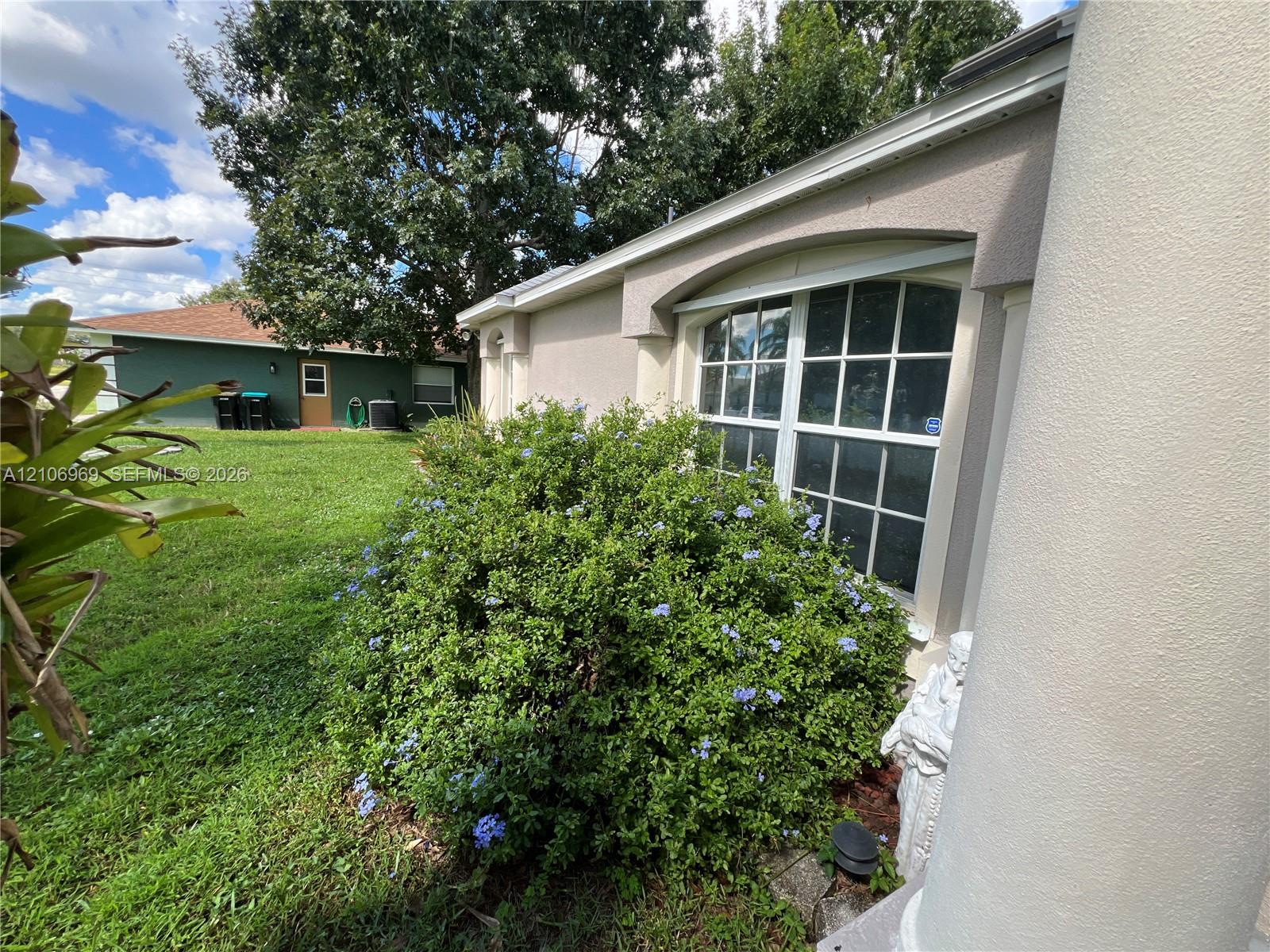 1681 Nw Jacobin Property Photo 4