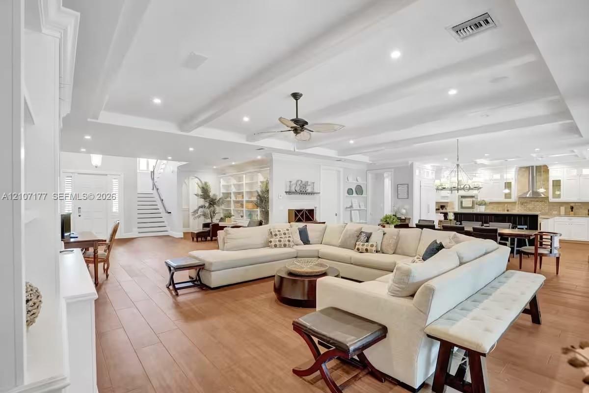 952 Lincoln Street . Property Photo 4