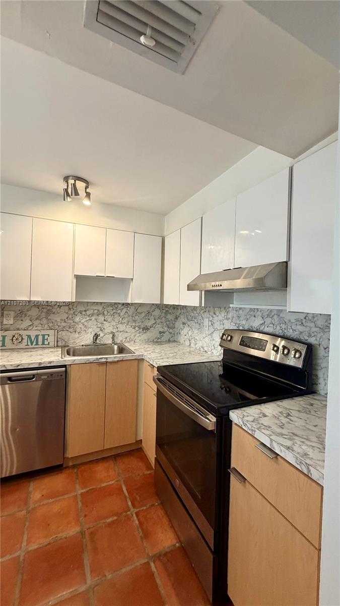 1418 Collins Avenue 503 Property Photo 7