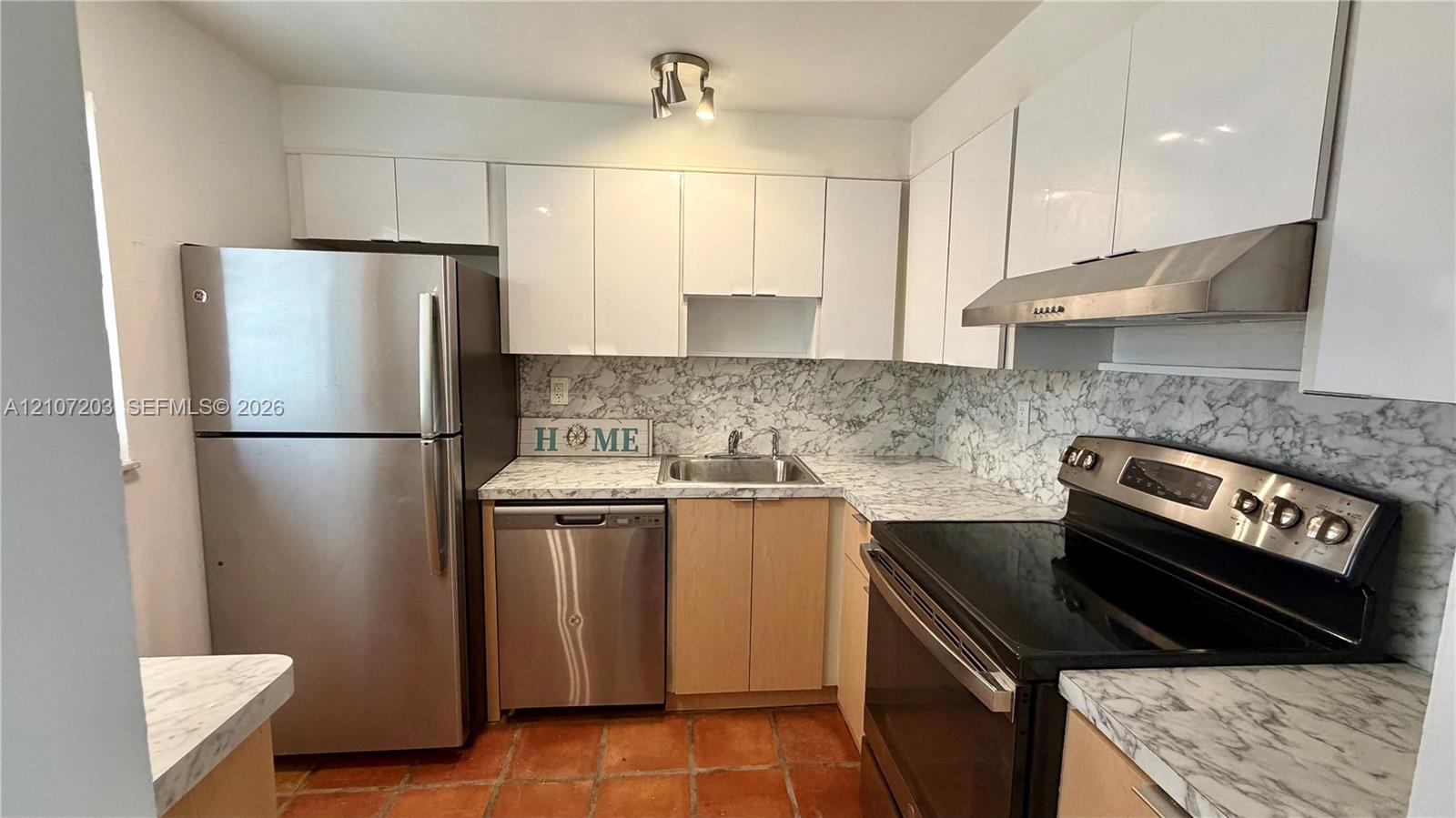 1418 Collins Avenue 503 Property Photo 8