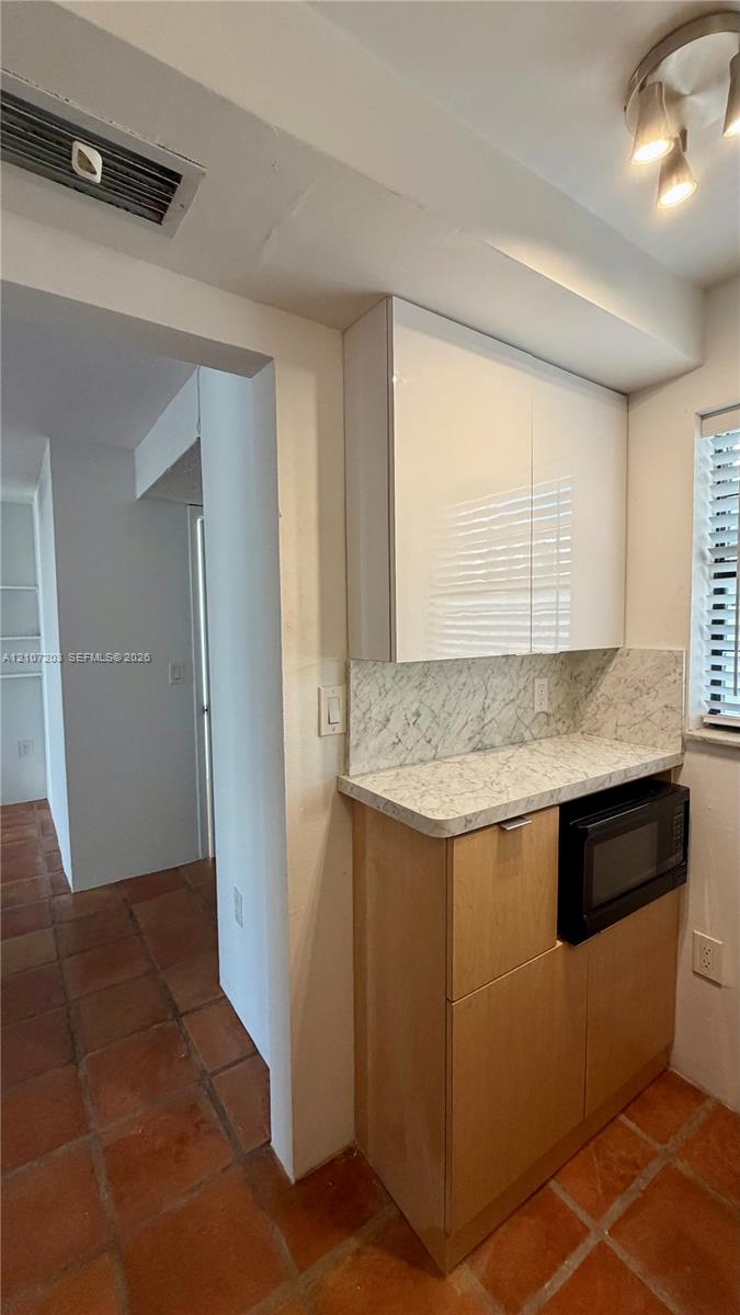 1418 Collins Avenue 503 Property Photo 9