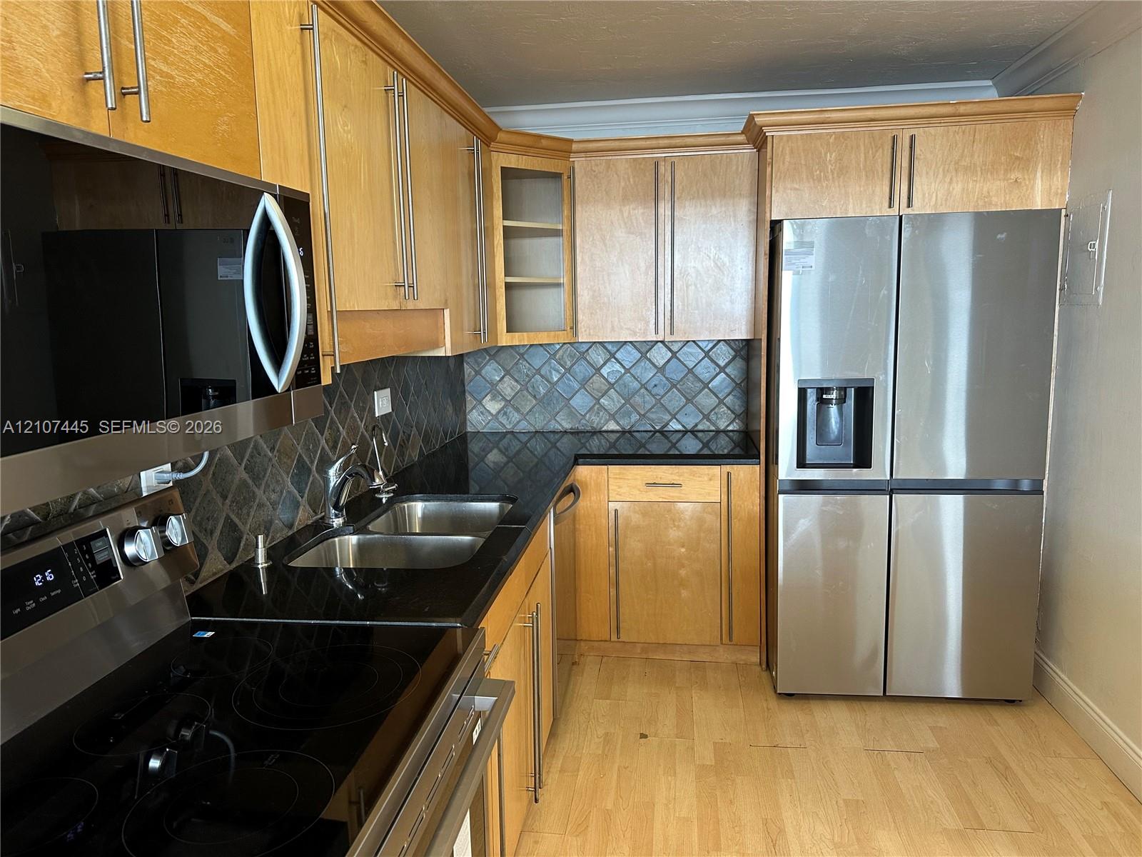 6039 Collins Avenue Ph21 Property Photo 2