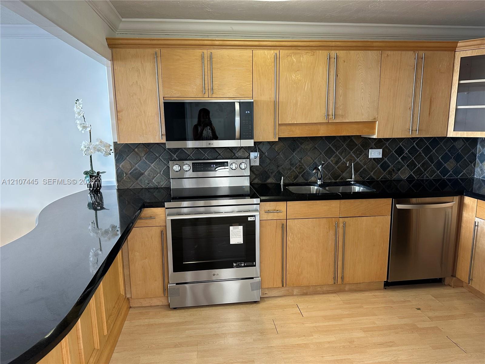 6039 Collins Avenue Ph21 Property Photo 3