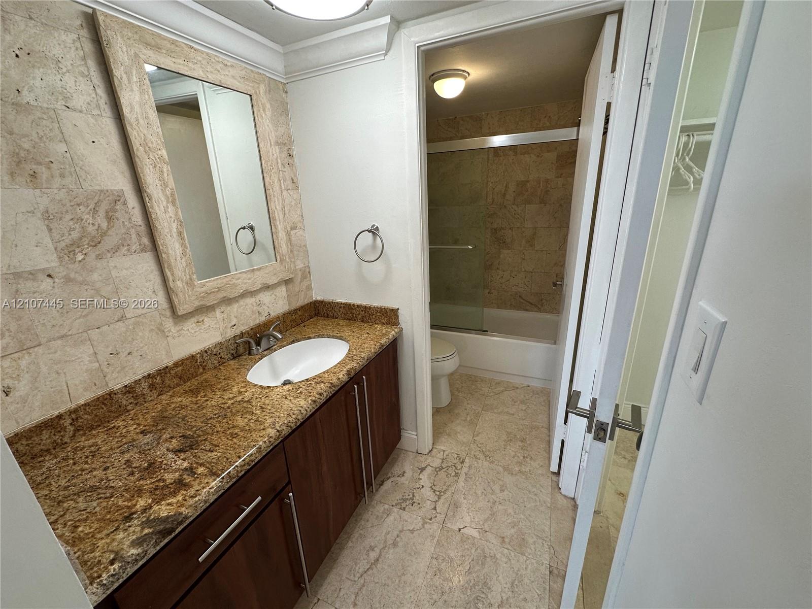 6039 Collins Avenue Ph21 Property Photo 13