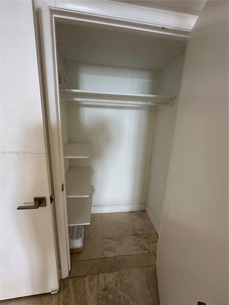 6039 Collins Avenue Ph21 Property Photo 15