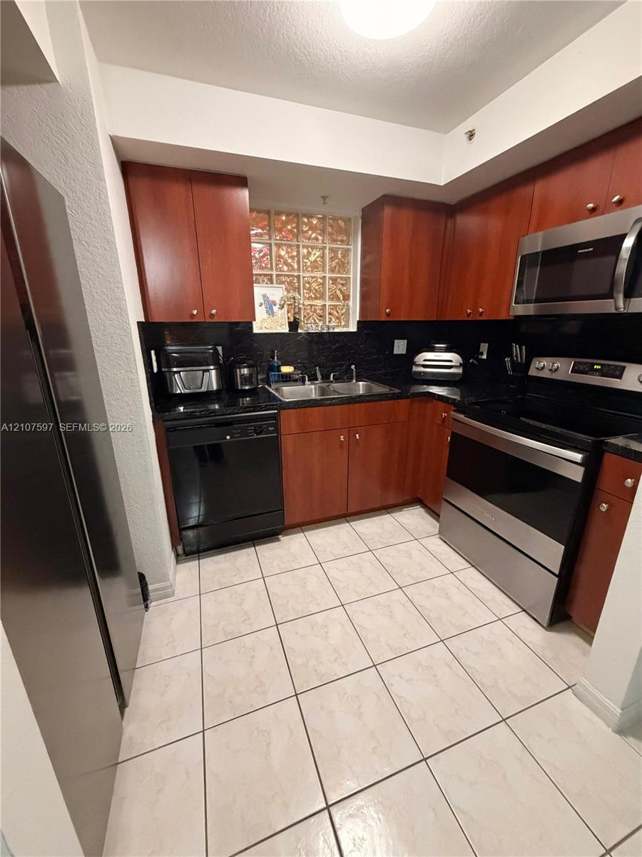 650 Palm Avenue 2-A3 Property Photo 1