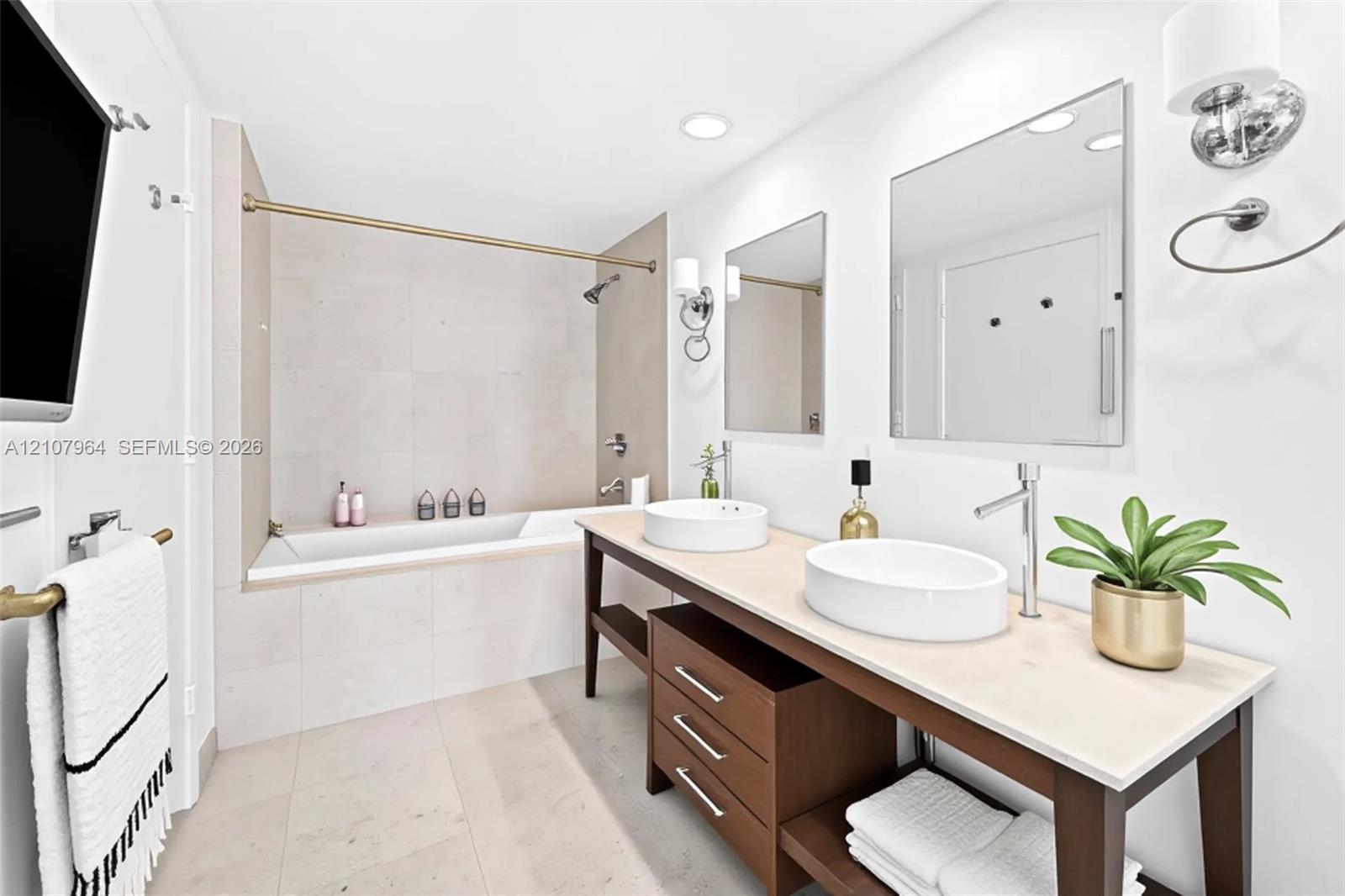 485 Brickell Avenue 1907 Property Photo 2