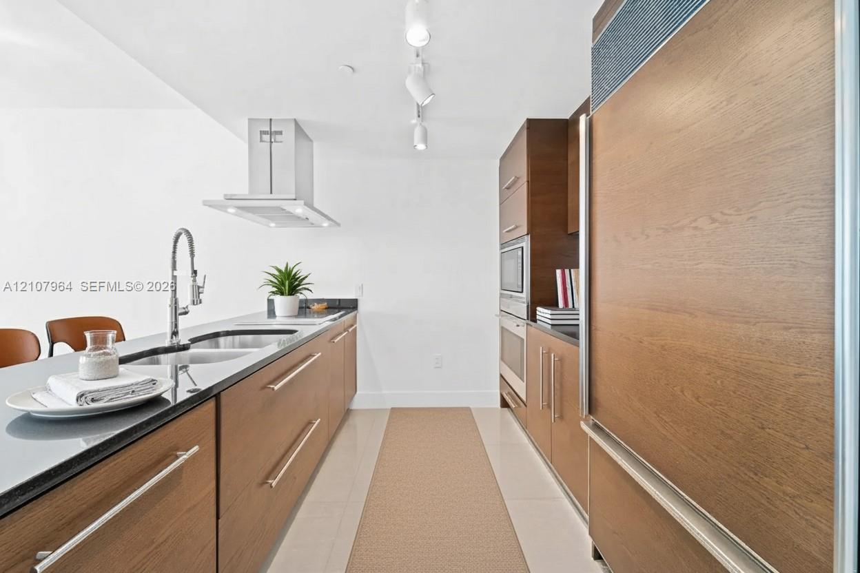485 Brickell Avenue 1907 Property Photo 4