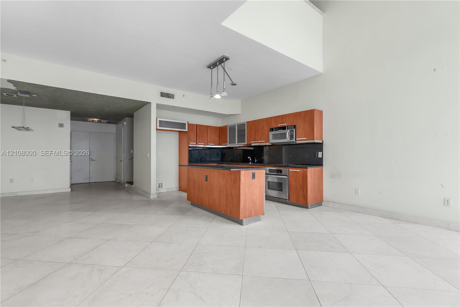A12108000 Property Photo 6