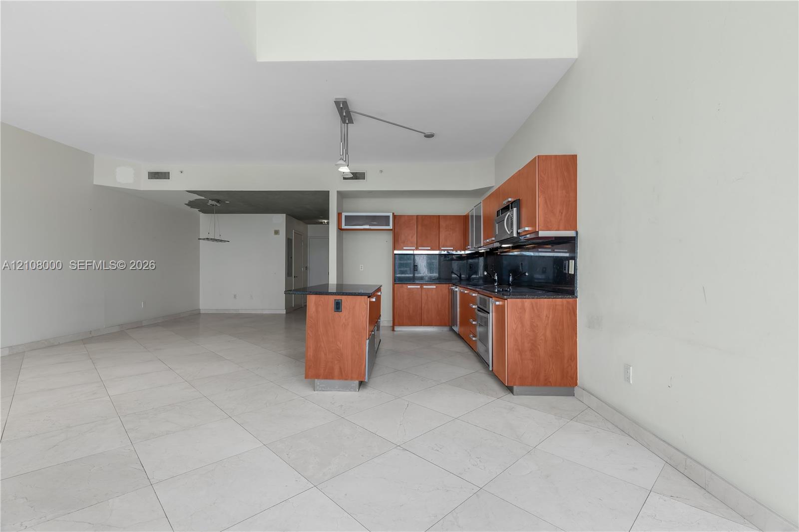 A12108000 Property Photo 7